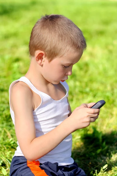 Jongen met mobiele telefoon — Stockfoto