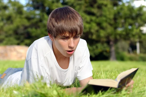 Surpris adolescent avec un livre — Photo