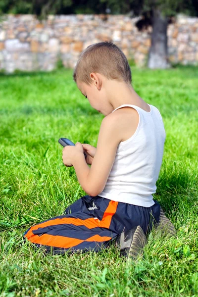 Kid met mobiele telefoon — Stockfoto