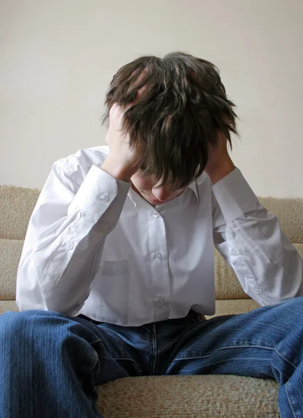 Triste adolescente en el sofá — Foto de Stock