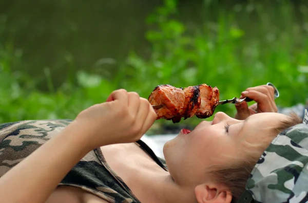 Junge isst Dönerspieß — Stockfoto