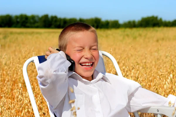 Pojke med mobiltelefon — Stockfoto