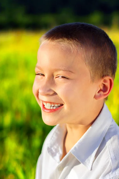 Retrato de menino feliz — Fotografia de Stock