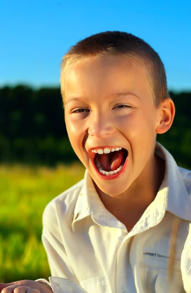 Menino gritando ao ar livre — Fotografia de Stock