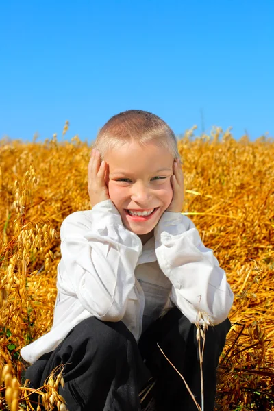 Niño en el campo — Foto de Stock