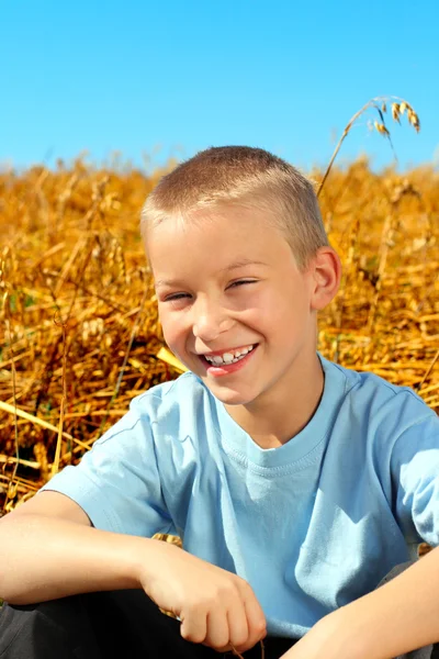 Jongen in het veld — Stockfoto