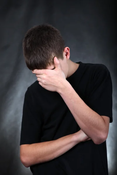 Smutný mladý muž — Stock fotografie