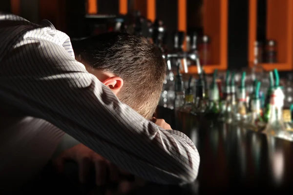 Пьяный человек в баре — стоковое фото