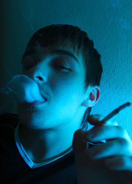 Junger Mann raucht — Stockfoto