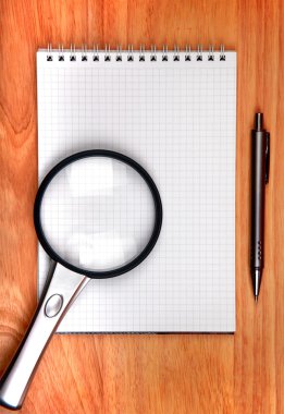 yazı defteri ve Büyüteç