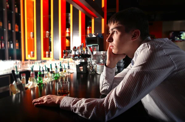 Triste giovanotto al bar — Foto Stock
