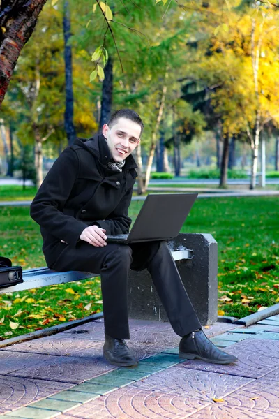 Homem com laptop ao ar livre — Fotografia de Stock