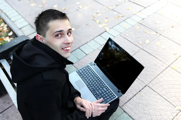 Homem com laptop ao ar livre — Fotografia de Stock
