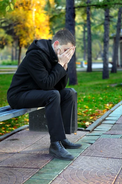 Homem triste no parque — Fotografia de Stock