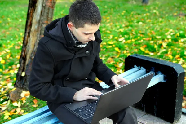 Homem com laptop ao ar livre — Fotografia de Stock