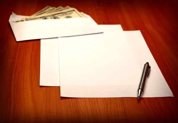 お金と空の紙と封筒 — ストック写真