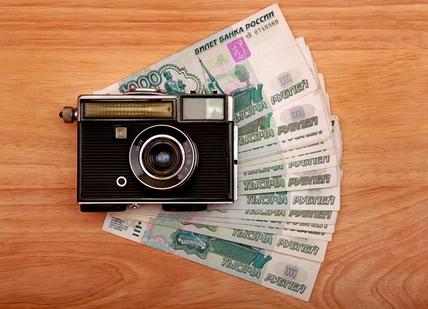 ビンテージ カメラとお金 — ストック写真