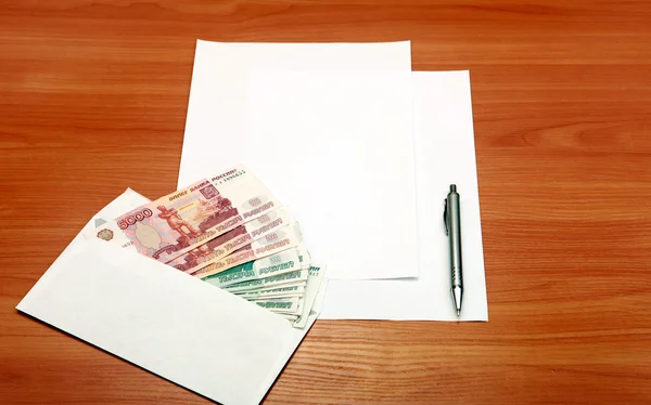 Envelop met een geld en lege papier — Stockfoto