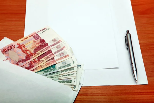 Sobres con dinero y papel vacío Imagen de archivo