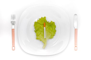 yemek tabağı üzerinde Sigara
