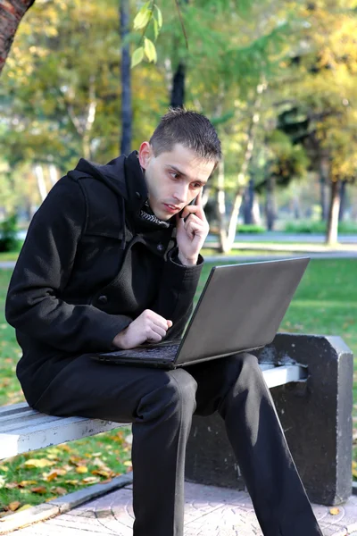 Uomo con laptop esterno — Foto Stock