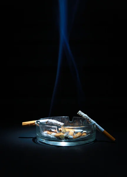 Пепельница и две сигареты — стоковое фото