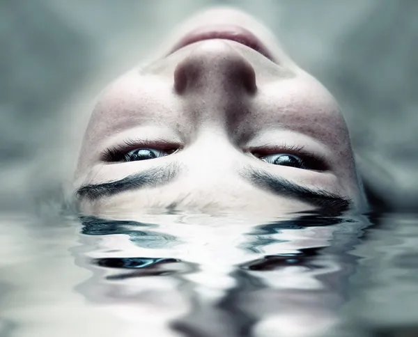 Rostro en el agua —  Fotos de Stock