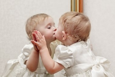 Bebek bir ayna öpüşme