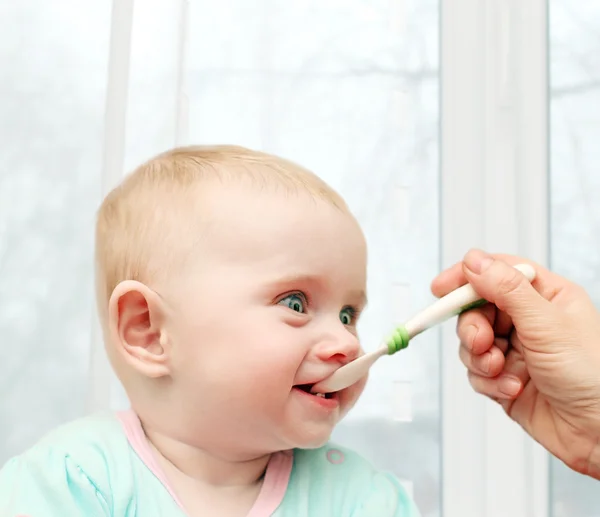 Hongerige baby eet — Stockfoto