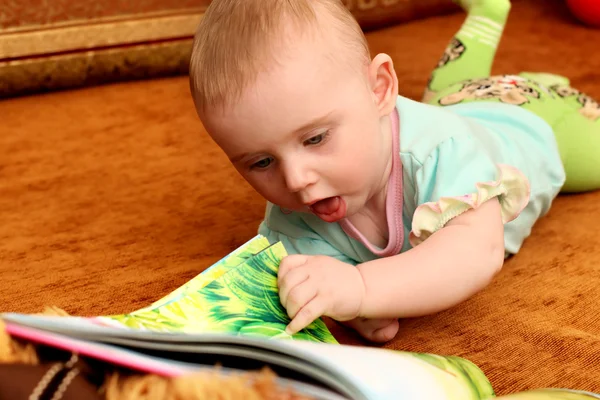 Bebê com um livro — Fotografia de Stock