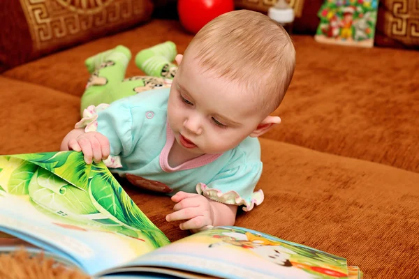 本と赤ちゃん — ストック写真