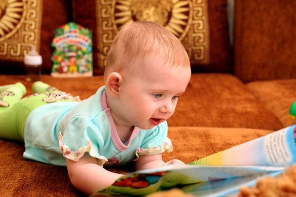 Bébé avec un livre — Photo