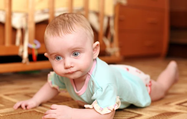 Dziecko na podłodze — Zdjęcie stockowe