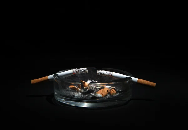 Popielniczka i dwóch papierosów — Zdjęcie stockowe
