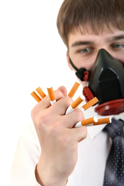 Άνθρωπος στη μάσκα σύνθλιψη τσιγάρα — Φωτογραφία Αρχείου