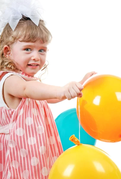 Glückliches kleines Mädchen mit Luftballons — Stockfoto