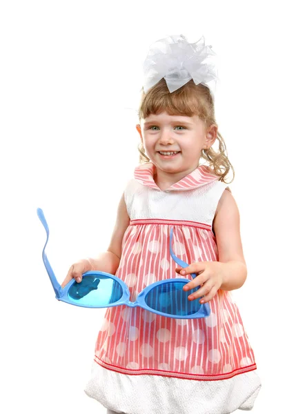 Büyük mavi gözlük ile küçük kız — Stok fotoğraf