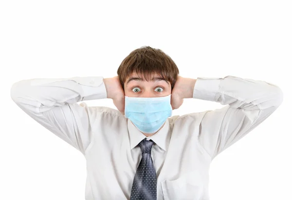 Schockierter junger Mann mit Grippemaske — Stockfoto