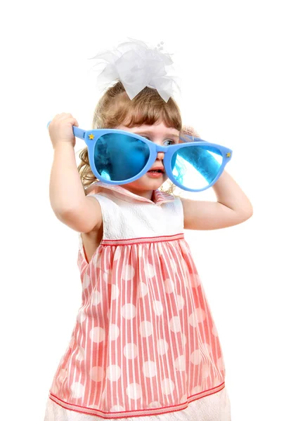 Маленькая девочка в больших синих очках — стоковое фото