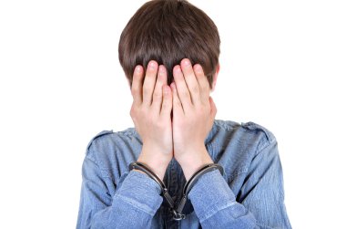 adam kelepçeli yüzünü gizleme