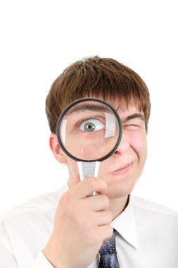 curioso adolescente con una lupa