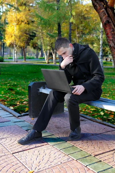 Homem com laptop ao ar livre — Fotografia de Stock