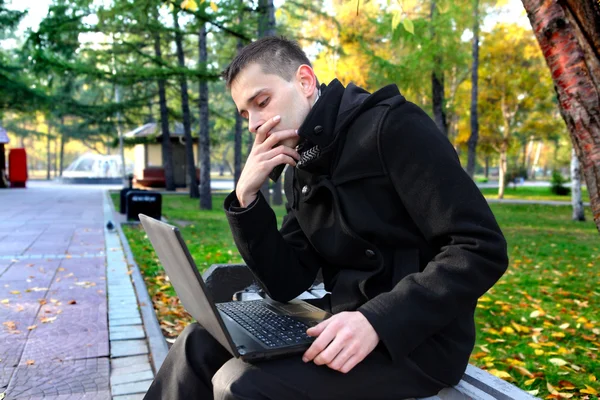 Homme avec ordinateur portable en plein air — Photo