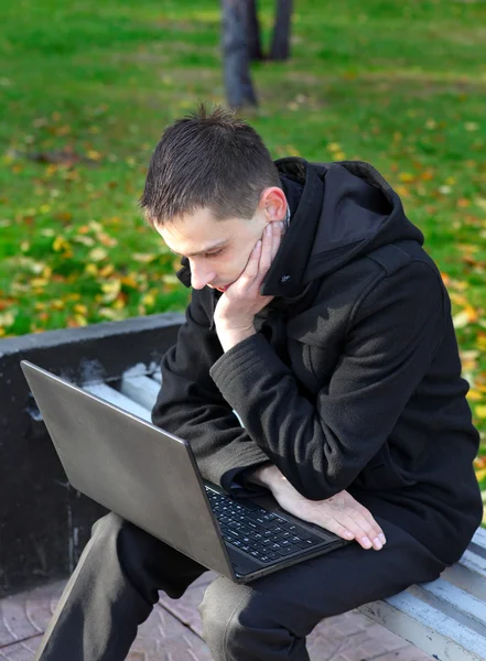 Homme avec ordinateur portable en plein air — Photo