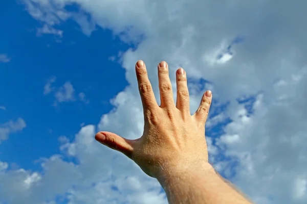 Ręka na tle nieba — Zdjęcie stockowe