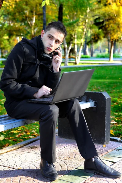 Uomo con laptop esterno — Foto Stock