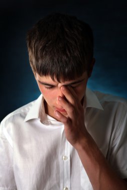 Acılı genç adam portresi