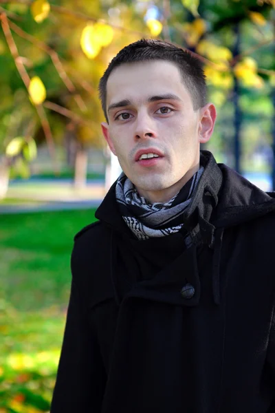 Retrato de Homem no Parque do Outono — Fotografia de Stock