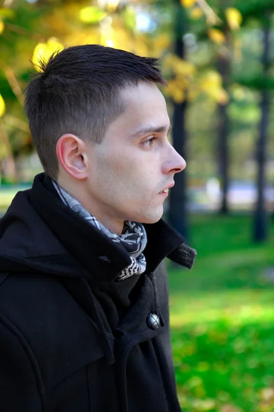 Portret van de man in het najaar park — Stockfoto