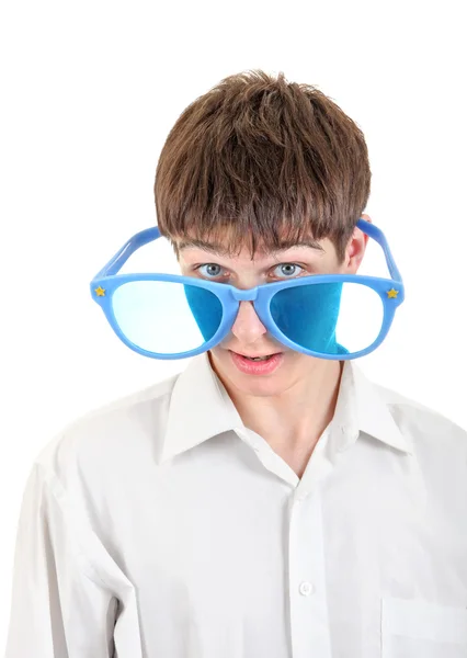 Teenager mit großer blauer Brille — Stockfoto